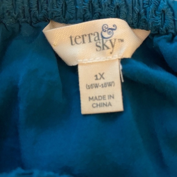 Terra & Sky dress, all cotton, fully lined. Eyelet fabric and pockets. Waist tie - Picture 7 of 9